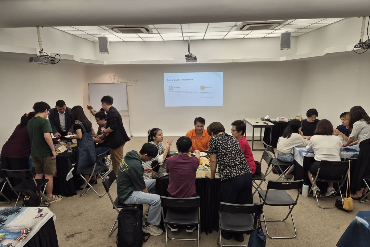 A workshop in full swing around the tables